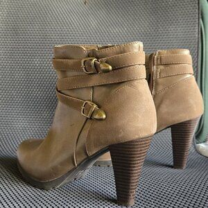 Fashion Boots 9.5 M White MT brown Ankle